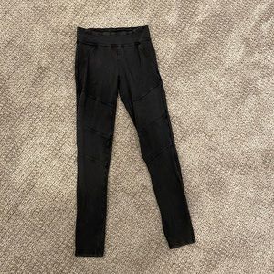Black leggings with leg detail